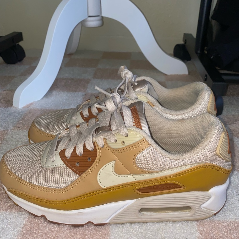 Women’s Airmax 90 Caramel colorway.